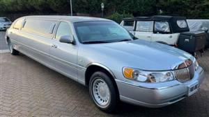 Lincoln Town Car Wedding car. Click for more information.